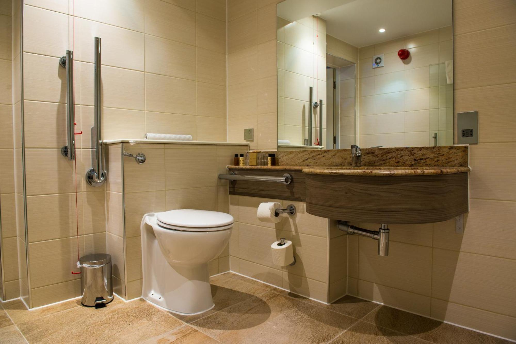 Judge'S Lodging York Dış mekan fotoğraf A disabled toilet with a disabled shower